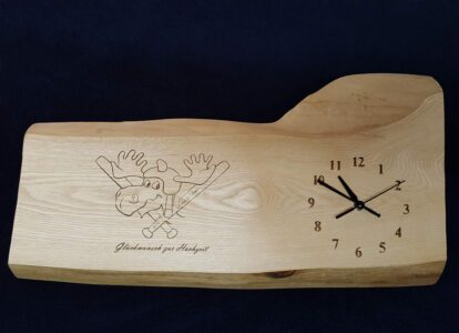 Uhr-in-Holzbrett